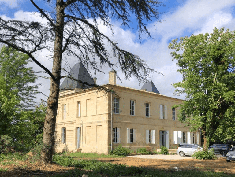 Château abritant le cabinet de thérapie d'Emmanuelle Rodriguez à Izon, entouré d'arbres