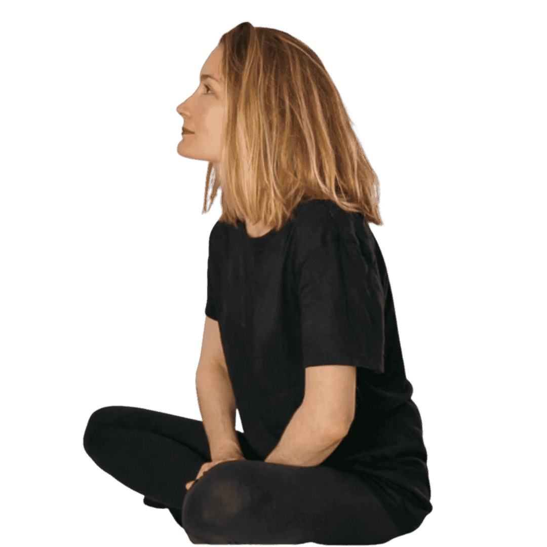 Emmanuelle Rodriguez, sophrologue et thérapeute psychocorporelle à Izon, assise en position de méditation