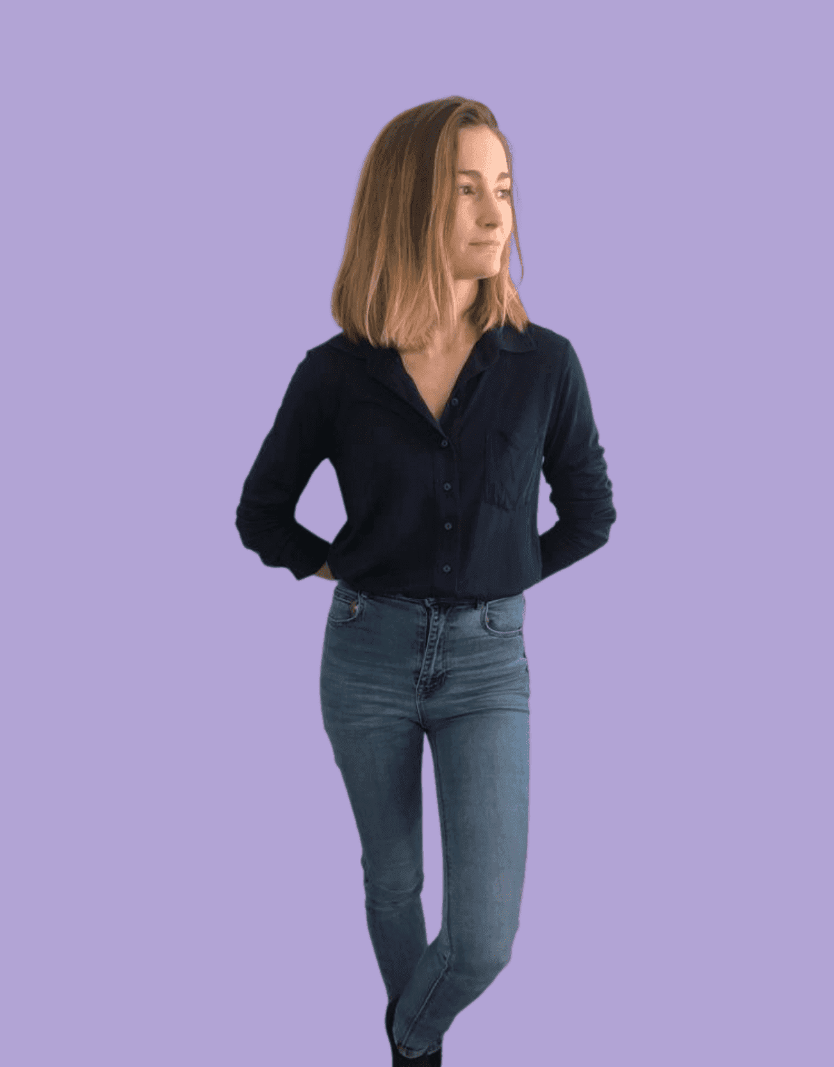 Emmanuelle Rodriguez, sophrologue à Izon, assise en tailleur dans une posture de détente